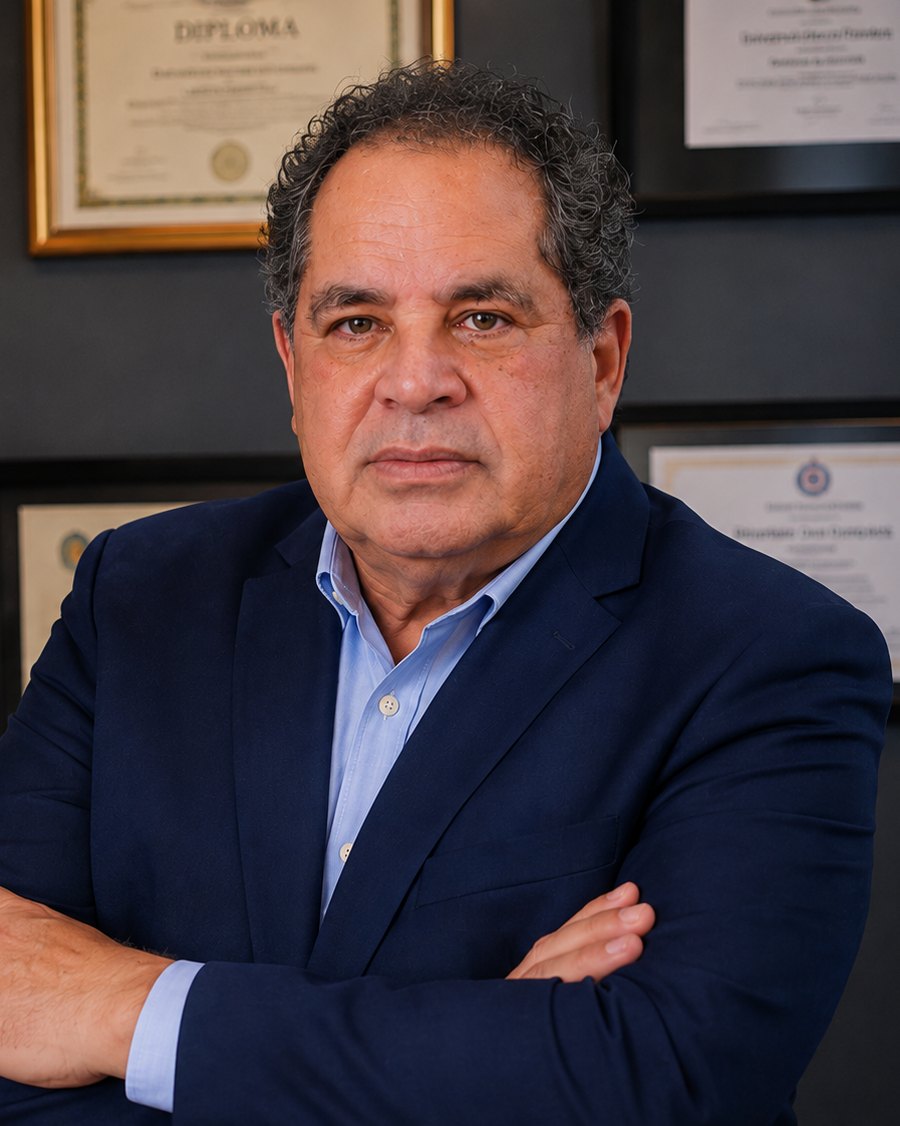 Professor Mauro Bomfim, advogado eleitoralista, de braços cruzados em seu escritório